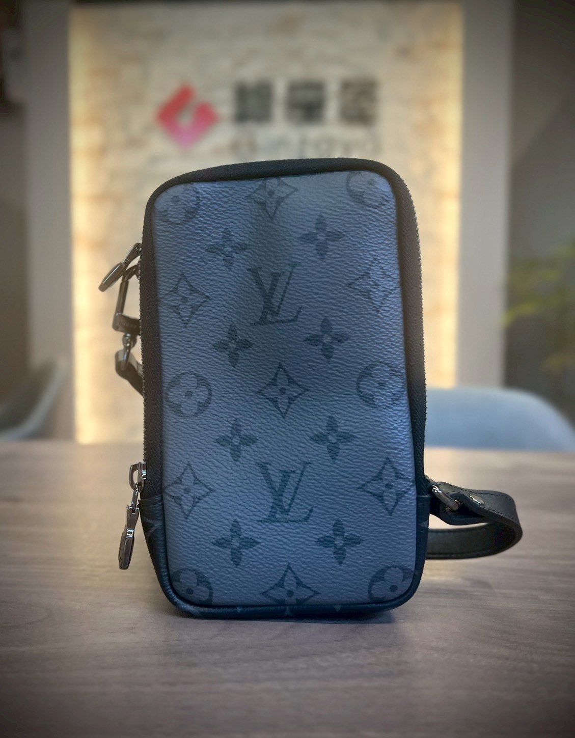 ルイヴィトン モノグラム エクリプス リバース ダブル フォン ポーチ Amazon | [LOUIS VUITTON(ルイヴィトン)] M81321 ダブル・フォン